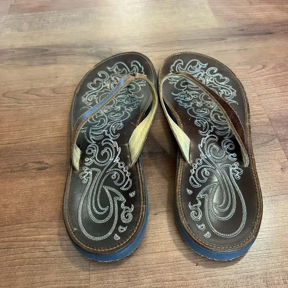 OluKai Paniolo Women's Leather Embroidered Flip Flop Sandals Size 9